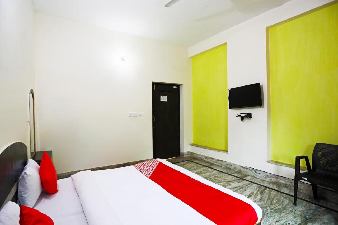 Oyo 30240 Shri Radha Palace Hotel Mathura Exterior photo